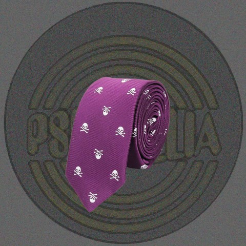 Corbata púrpura de calaveras